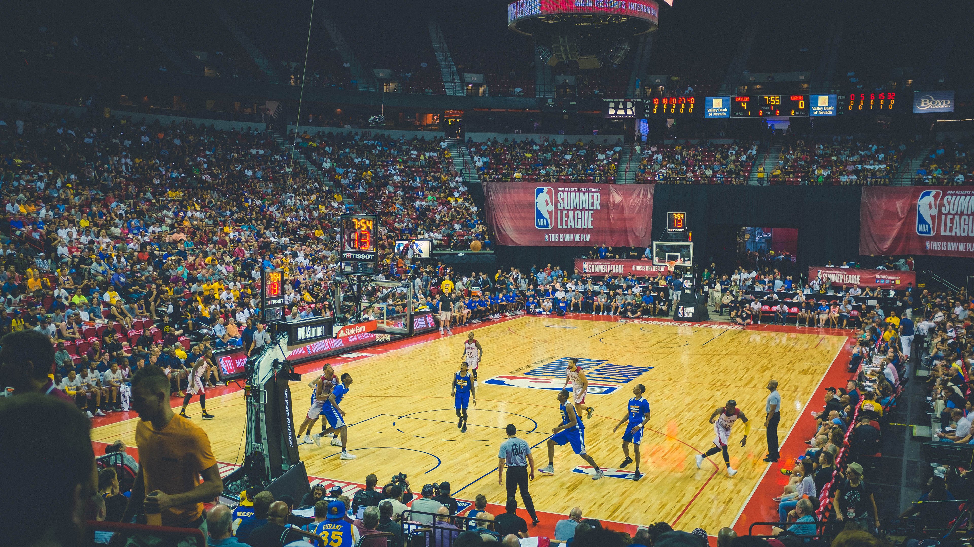 比赛现场：运动员与观众的互动盛宴，运动员比赛场景